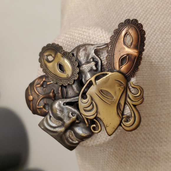 Mardi Gras Tricolored Mask Brooch - Picture 2 of 6